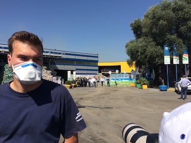Rifiuti in fumo, la lunga giornata di San Vitaliano: il ministro Costa nel sito incendiato   8