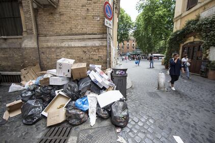 Roma, sciopero rifiuti: il disagio per le vie della città 4