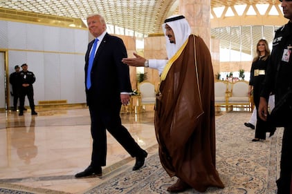 Melania Trump in Arabia Saudita senza il velo islamico 2