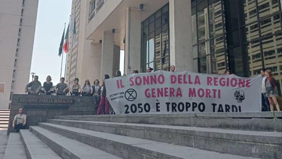 Alluvione, gli eco-attivisti attaccano il Pd: "Il sonno della Regione genera morti"