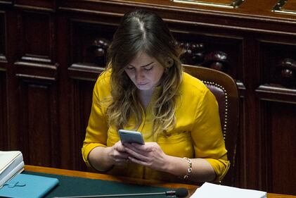 La Boschi in Aula attaccata al cellulare 8
