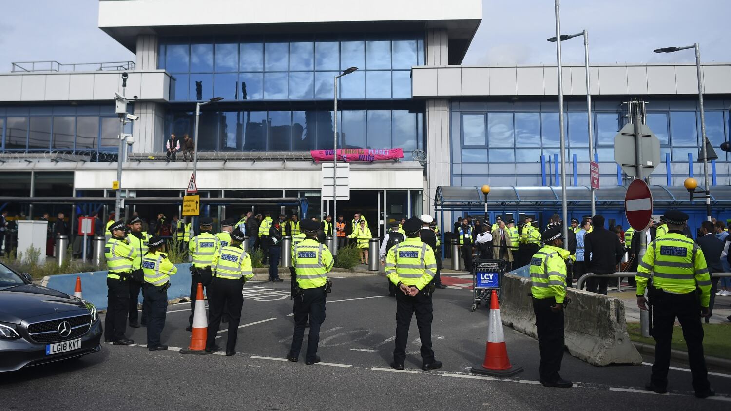I “gretini” di Extinction Rebellion occupano l’aeroporto di Londra City