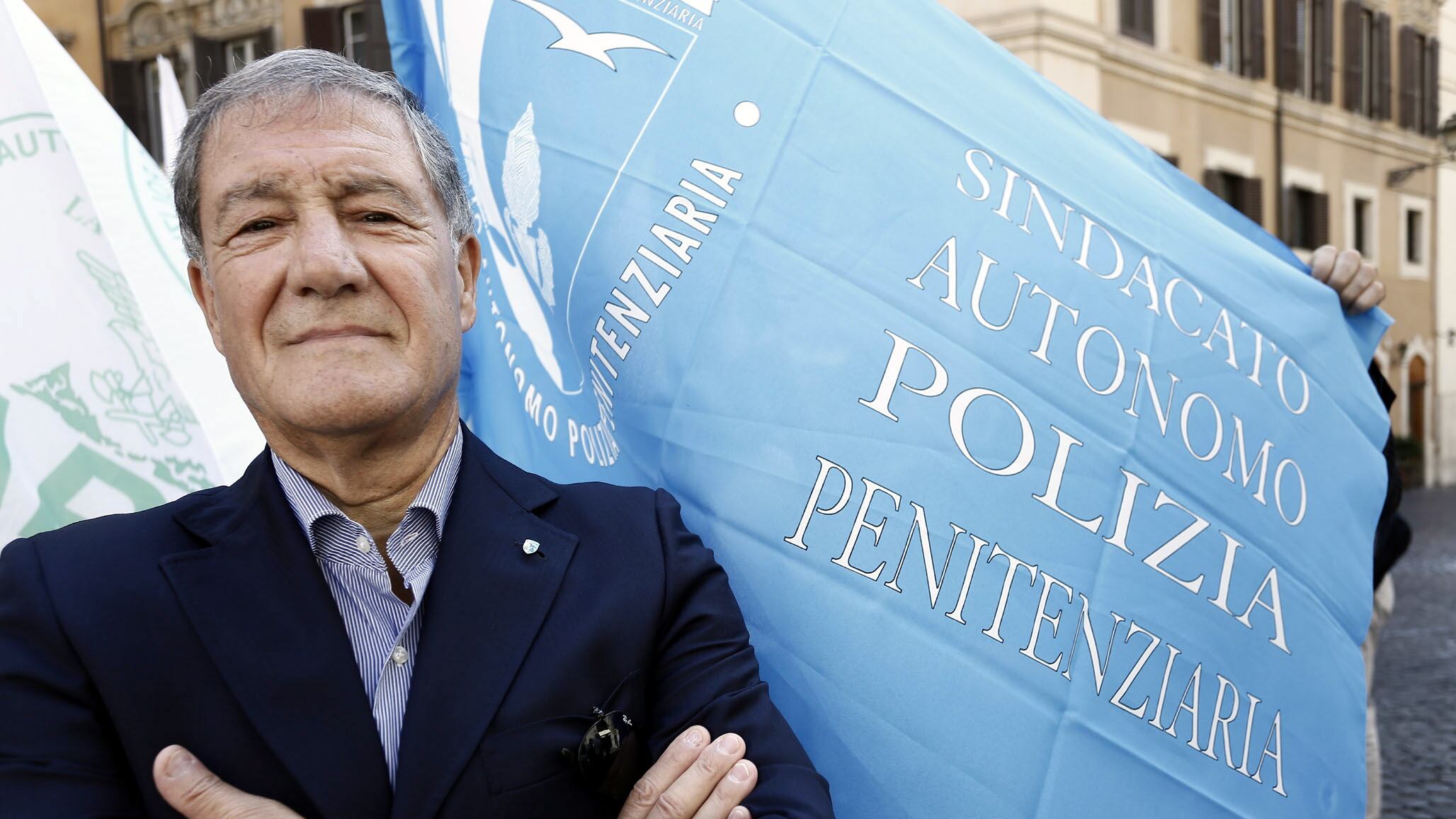 Via i violenti. La legge deve valere per tutti