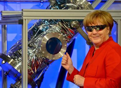 La Merkel con gli astronauti dell'Esa 5