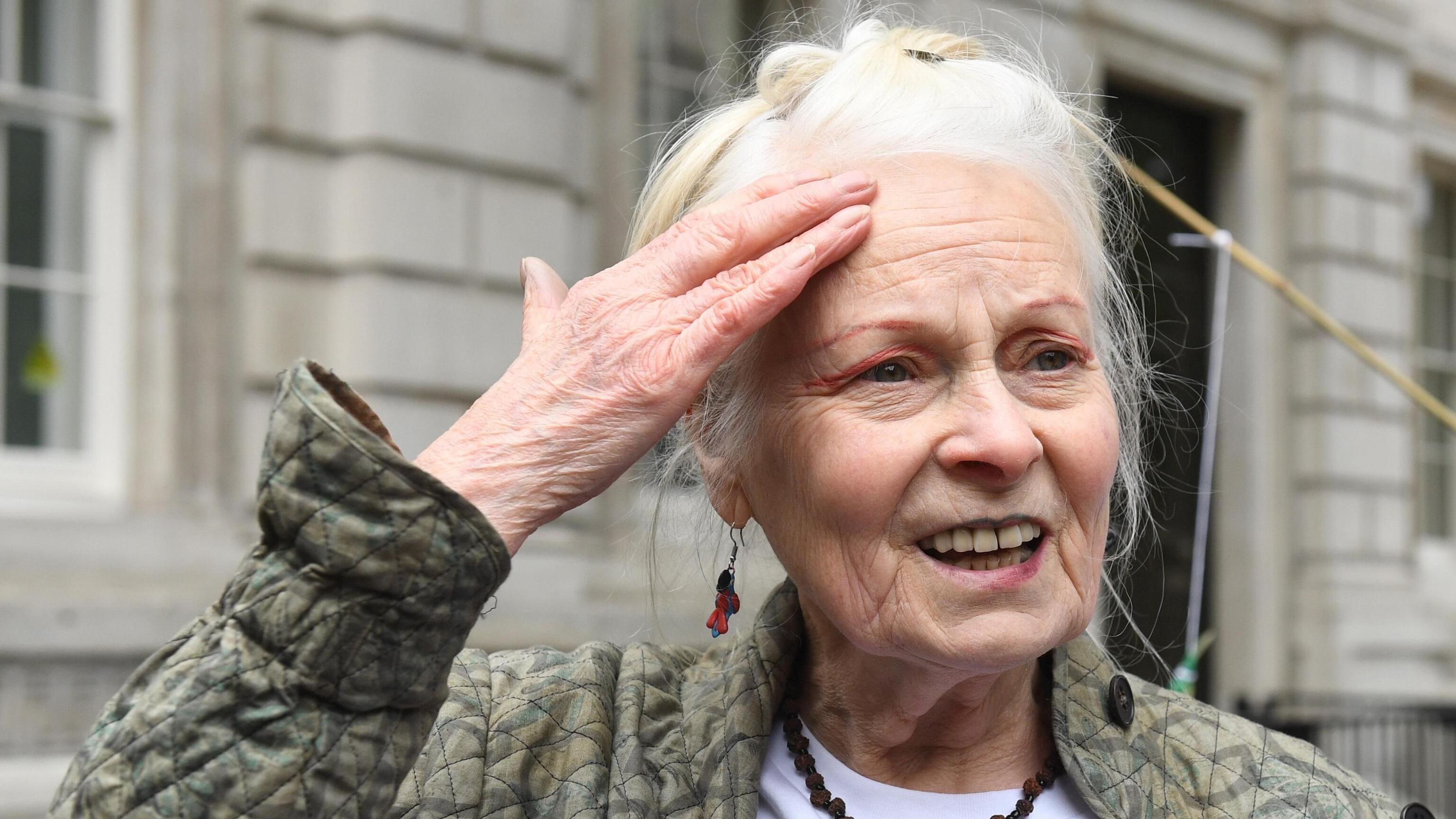 È morta Vivienne Westwood: la celebre stilista aveva 81 anni