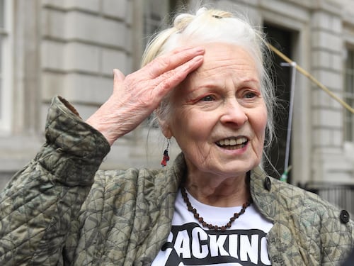 È morta Vivienne Westwood: la celebre stilista aveva 81 anni