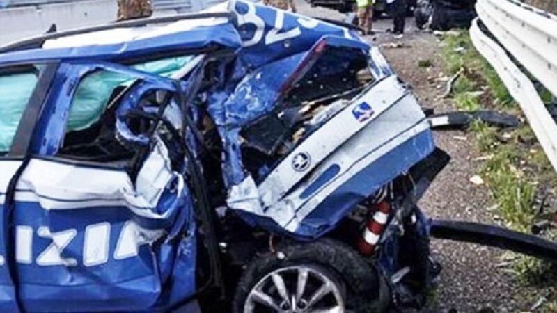 Volante si schianta durante un inseguimento: due poliziotti finiscono in ospedale