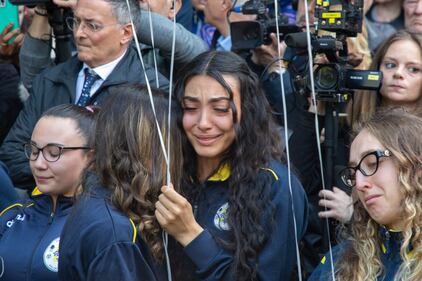 Le lacrime e gli abbracci per l'addio a Julia Ituma 1