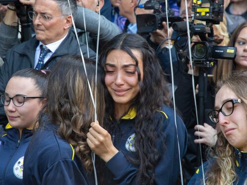Le lacrime e gli abbracci per l'addio a Julia Ituma