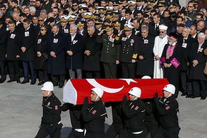 A Istanbul i funerali degli ufficiali uccisi 2