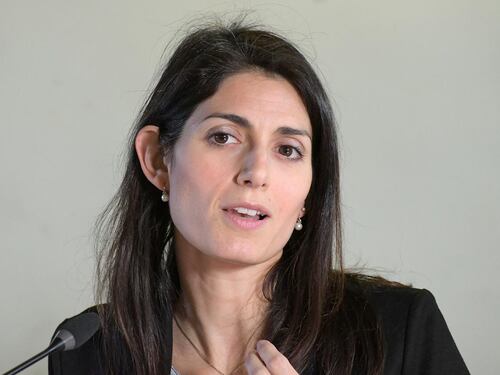 La tassa della Raggi sui morti: 250 euro per vedere le salme al cimitero