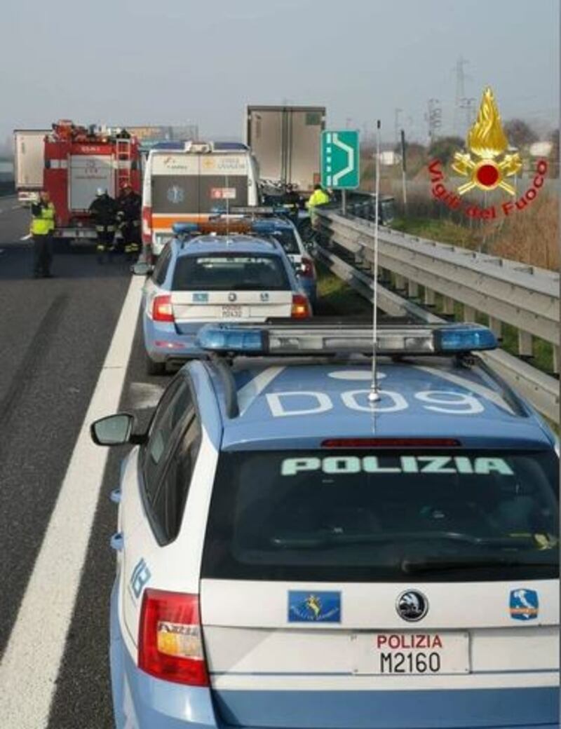 Tragico incidente sulla A1: vettura si incastra sotto un camion 3