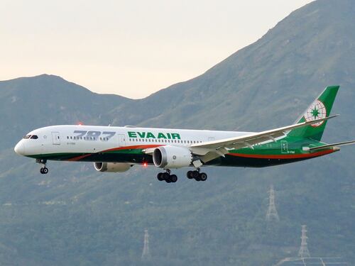 Passeggero tenta suicidio in volo: aereo costretto all'atterraggio d'emergenza