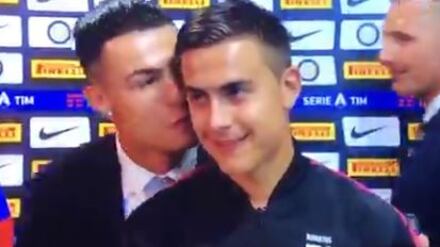 Juventus, il bacio di CR7 a Dybala davanti alle telecamere