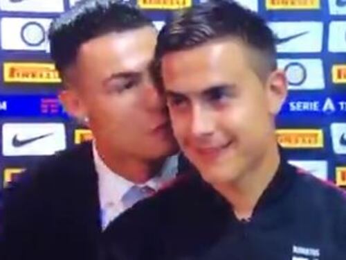 Juventus, il bacio di CR7 a Dybala davanti alle telecamere