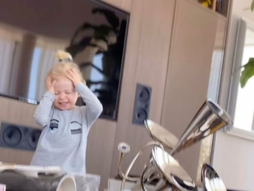 Fedez riprende Leone ma si ribalta sul tavolino: la reazione del bambino è virale