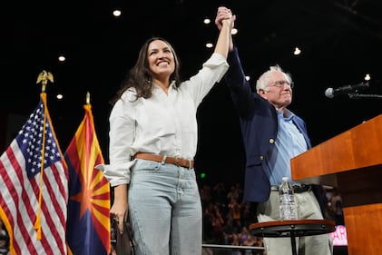  Alexandria Ocasio-Cortez e Bernie Sanders e i rally contro gli oligarchi 1