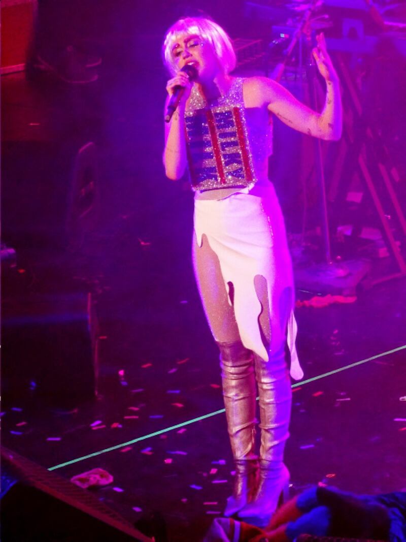 Miley Cyrus chiude il tour con Pamela Anderson 23