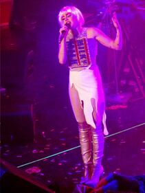 Miley Cyrus chiude il tour con Pamela Anderson 23