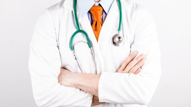 Medico militare si fingeva malato ma faceva il chirurgo estetico in una clinica privata