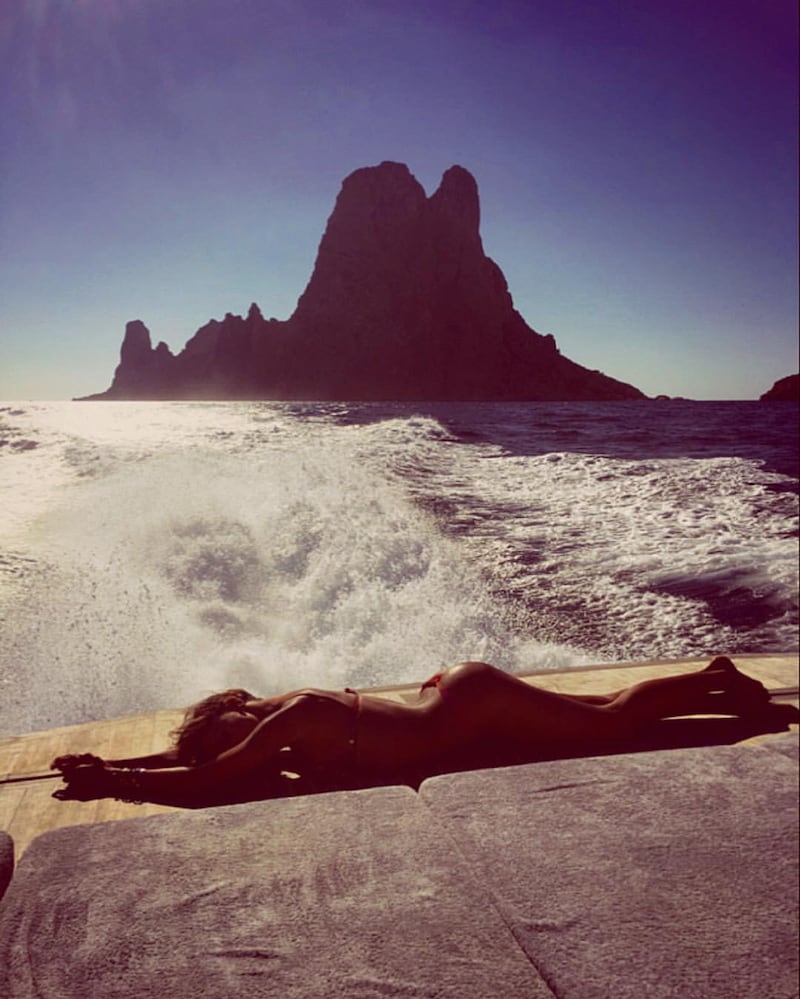 Belen Rodriguez, una vita social: le foto sexy 16