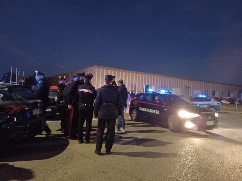 Cordone di polizia attorno al capannone del rave party 11