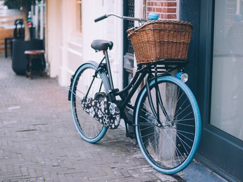"Vietato legare le bici ai pali per strada". Il Comune vince la guerra contro i ciclisti