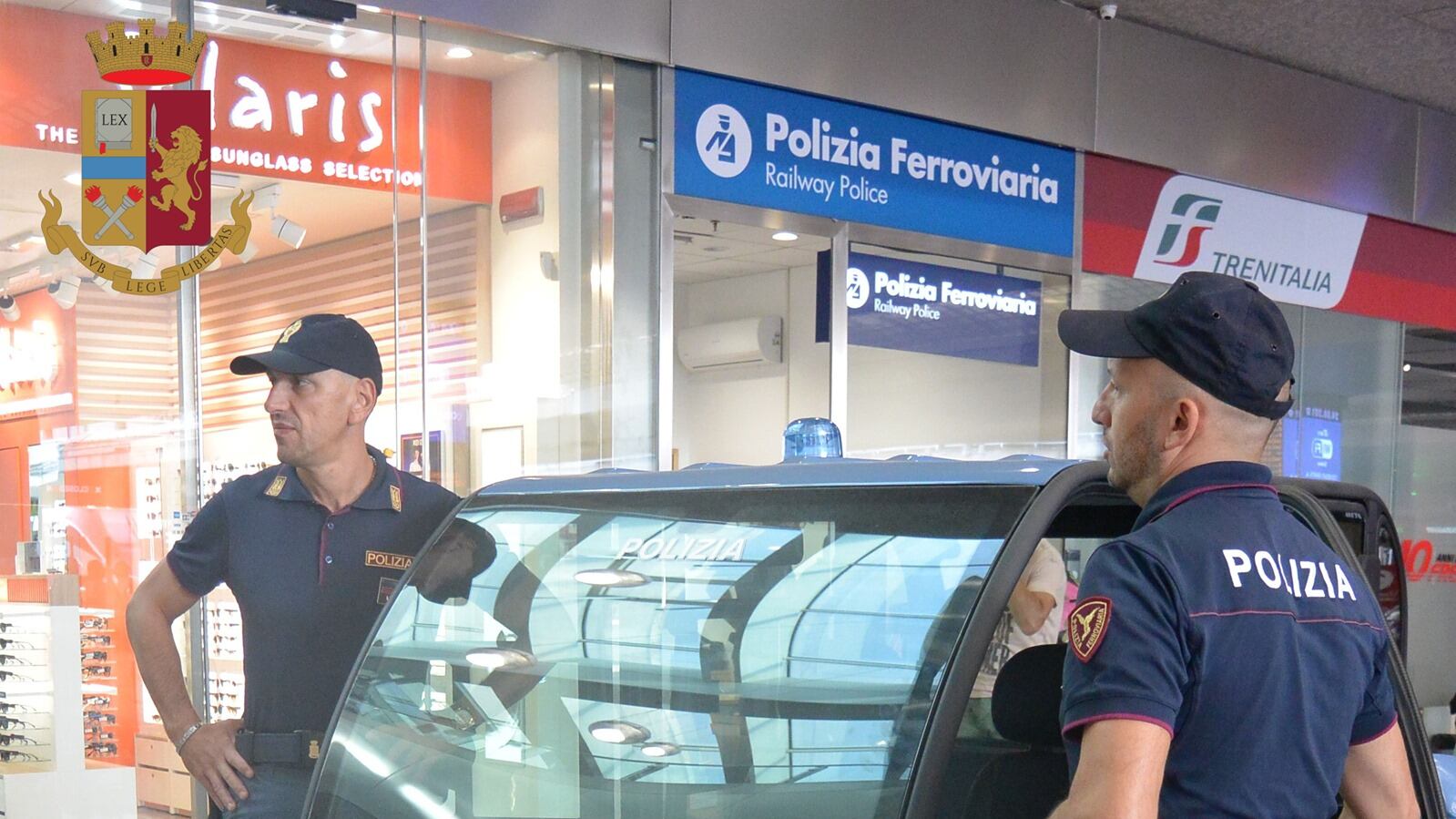 Roma, algerino entra nell'auto di una donna e tenta di rubarle la borsa: arrestato