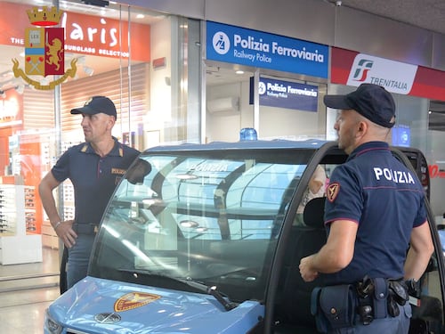 Roma, algerino entra nell'auto di una donna e tenta di rubarle la borsa: arrestato