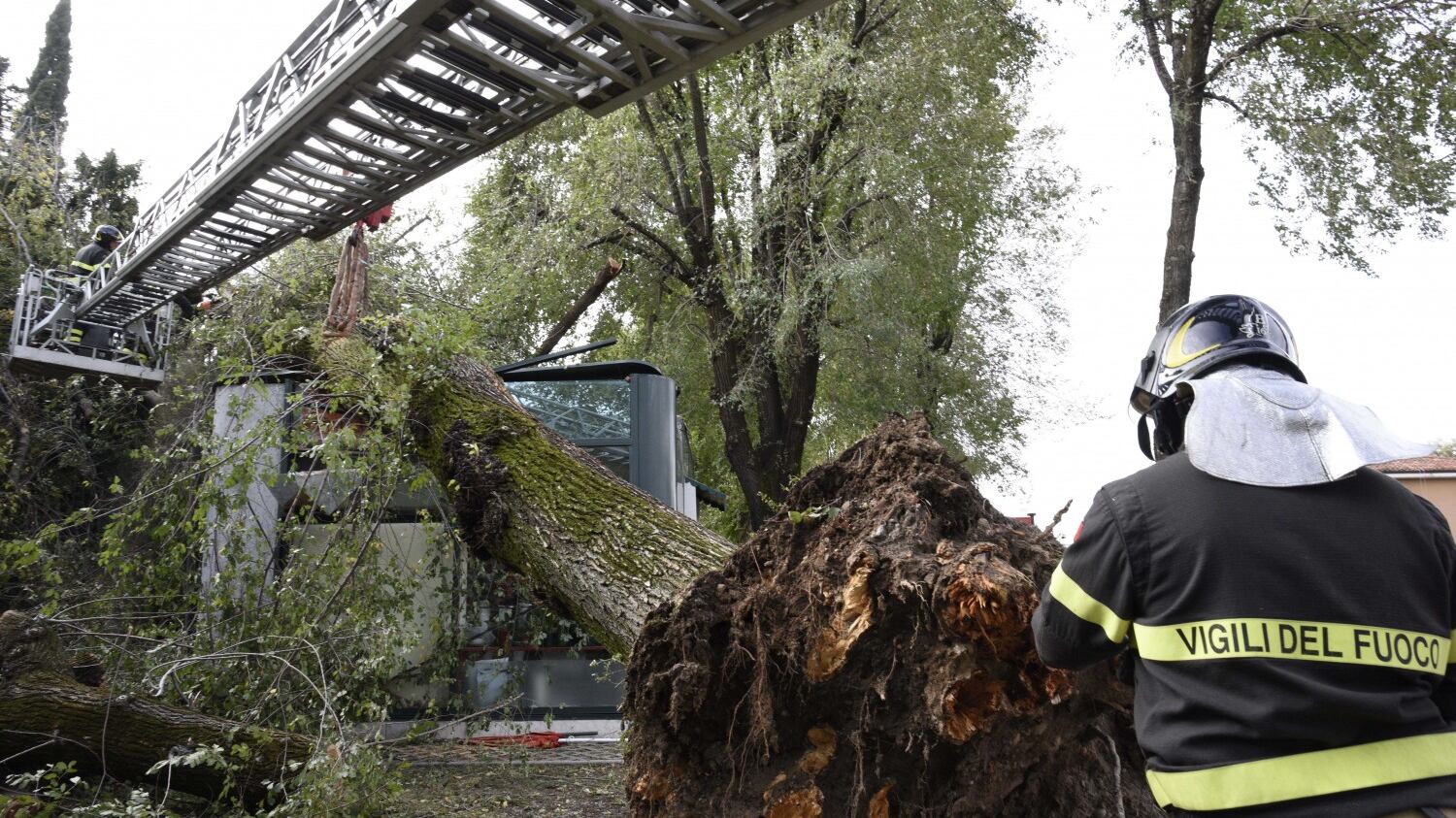Maltempo, nuovi temporali e allerta arancione da Nord a Sud