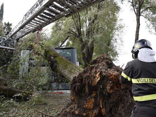 Maltempo, nuovi temporali e allerta arancione da Nord a Sud
