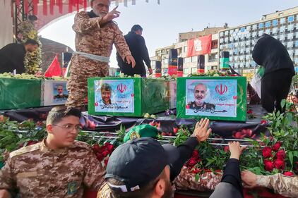 Teheran scende in piazza per i funerali dei "martiri" della guerra dei 12 giorni 18