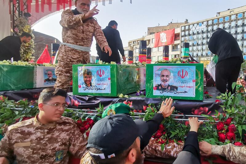 Teheran scende in piazza per i funerali dei "martiri" della guerra dei 12 giorni 18