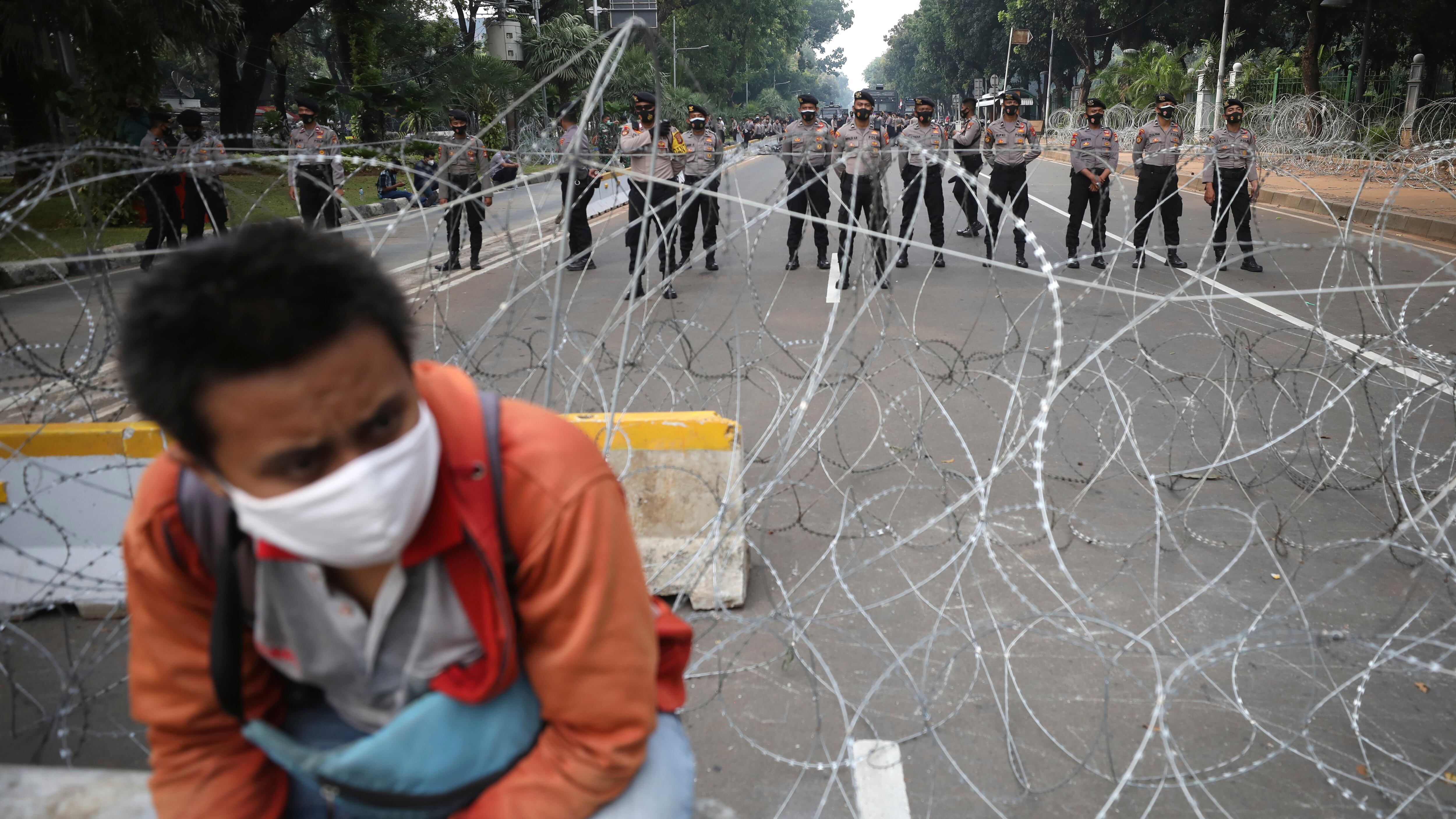 Indonesia, per chi non porta la mascherina scatta l'"obbligo di fare le flessioni"