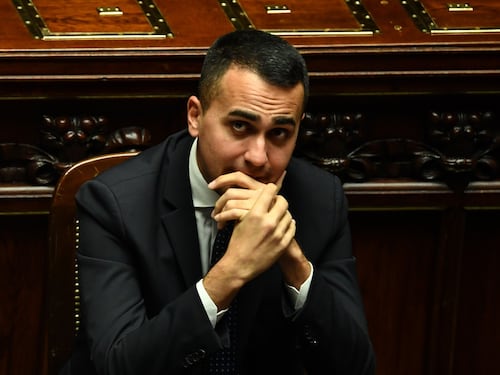 Migranti, Di Maio sfida Macron: "Ora te li portiamo a Marsiglia"