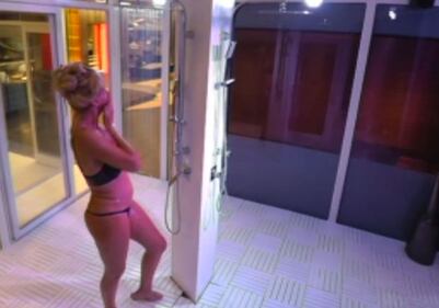 Grande Fratello Vip, doccia hot per Valeria Marini 4