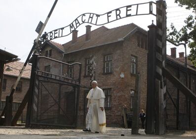 Il Papa in visita ad Auschwitz 3