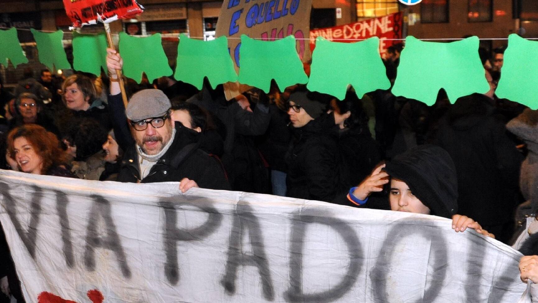 Fiaccole in via Padova: basta stranieri