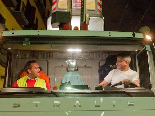 De Magistris si improvvisa spazzino di notte