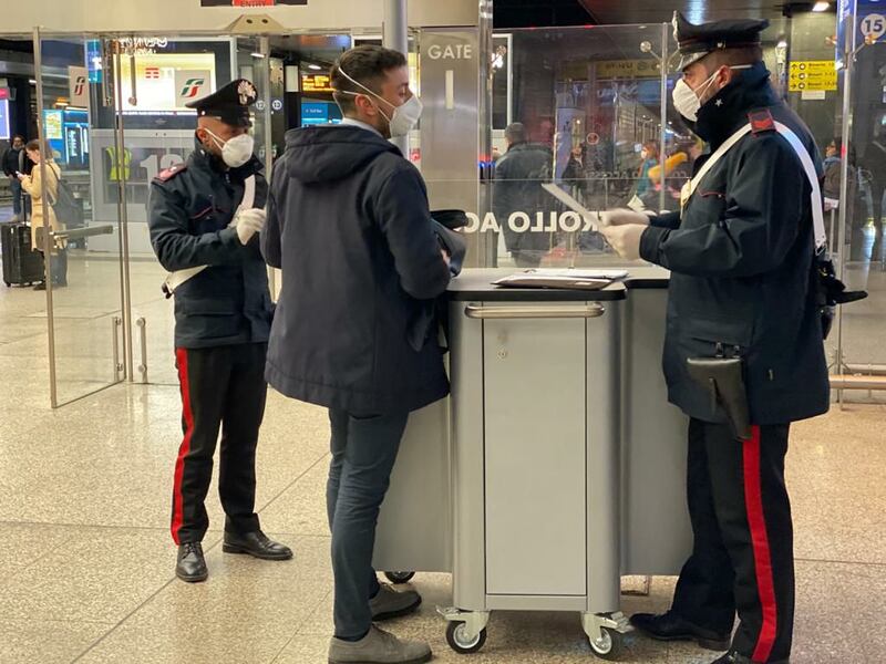 I controlli dei carabinieri alla stazione Termini dopo la promulgazione del decreto di Conte 3