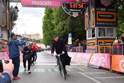 Sorpresa al giro d'Italia: il primo a tagliare il traguardo è Don Matteo 5
