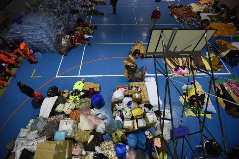 Terremoto, la prima notte degli sfollati tra freddo e paura 4