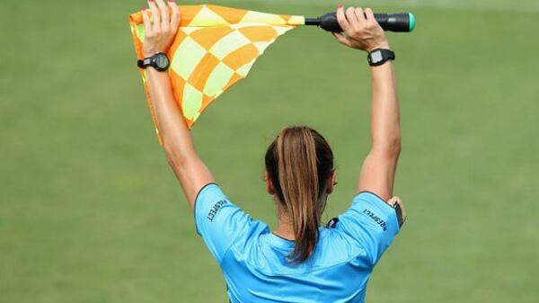 Mette le mani al collo all'arbitro donna: Daspo all'allenatore