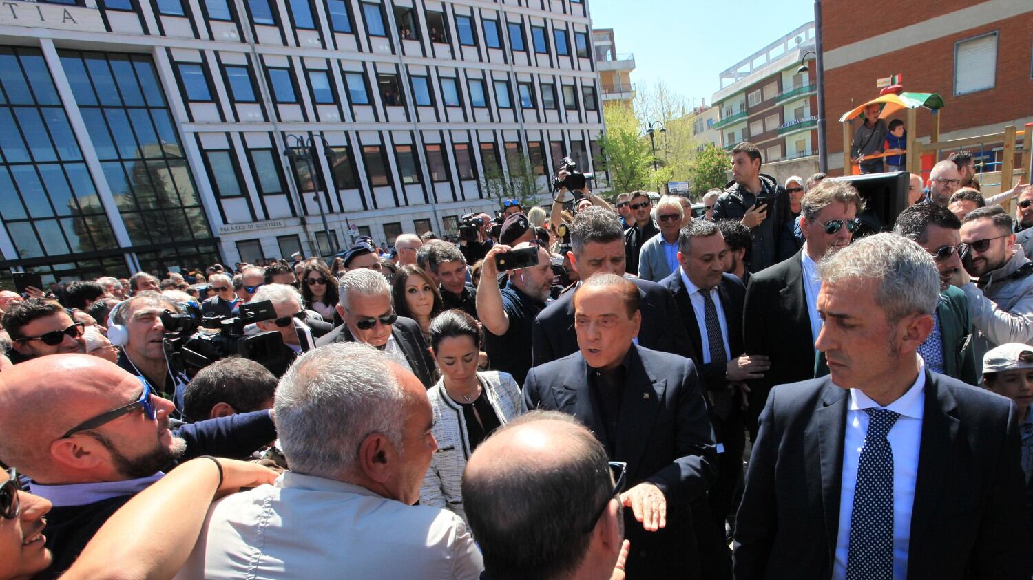 Berlusconi stronca il M5s. "Potrebbero soltanto pulire i cessi a Mediaset"