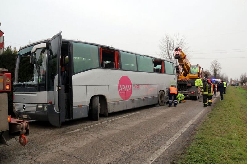 Mantova, scuolabus si ribalta in un fosso: paura per 50 bimbi 14