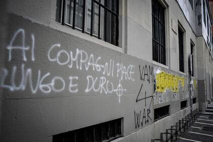 Milano, svastiche e scritte naziste sui muri del liceo Parini 5