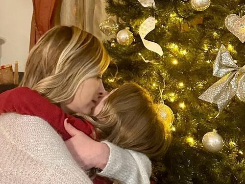 Meloni e l'abbraccio con la figlia per gli auguri di Natale: "Che questi giorni portino gioia"