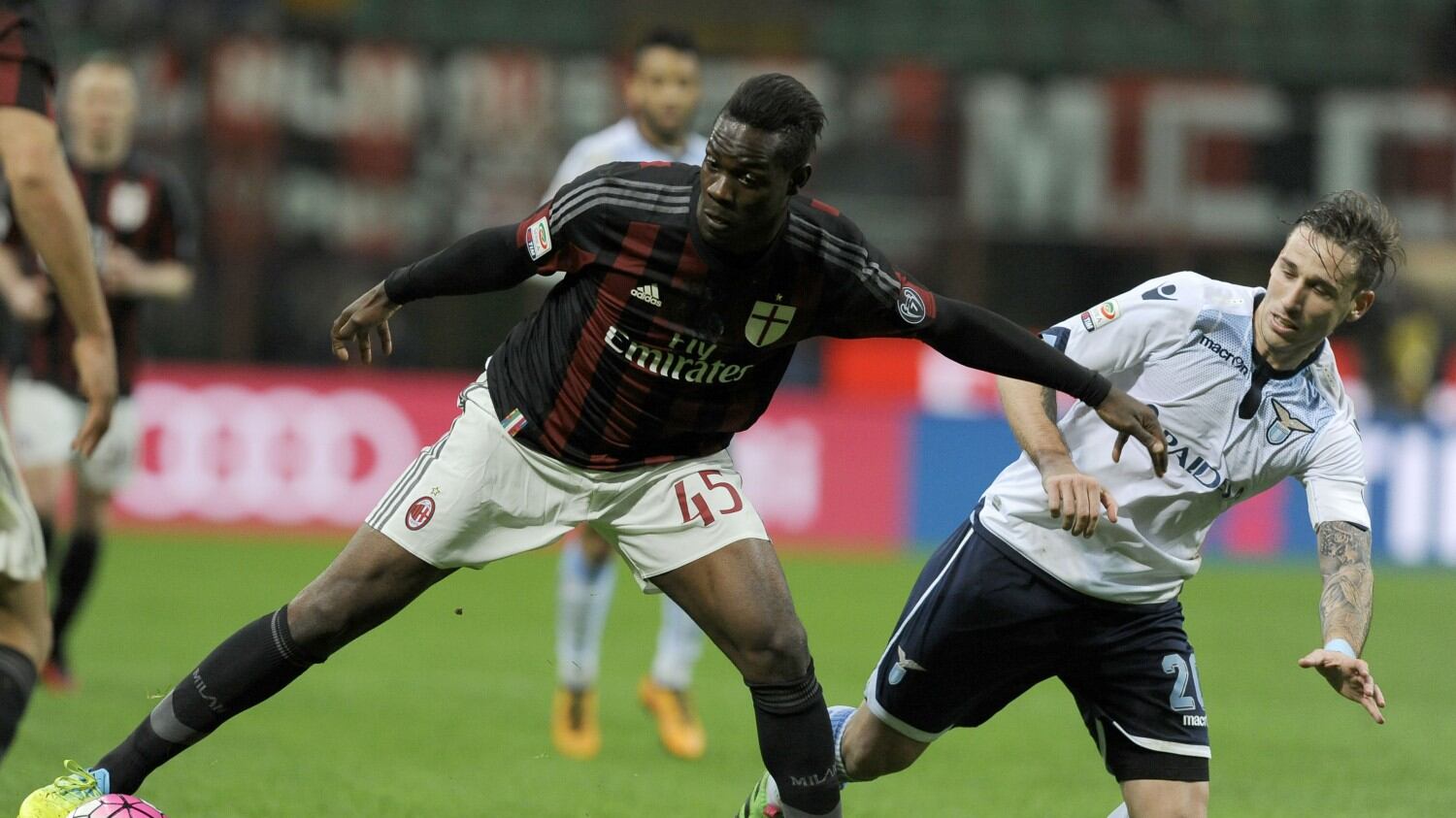Il Milan pareggia, San Siro fischia