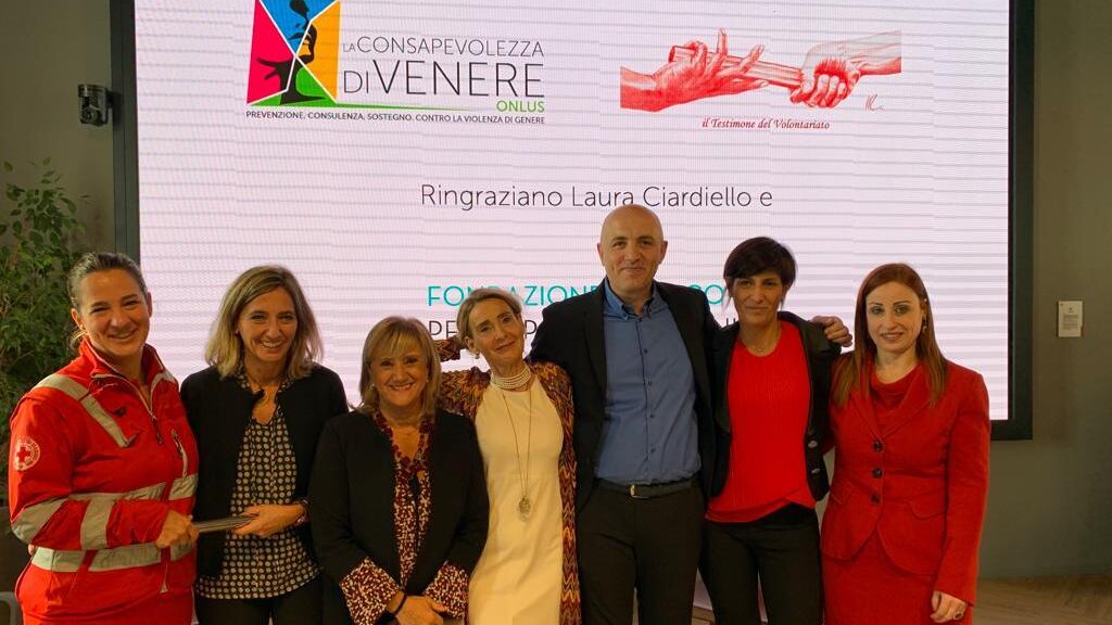Assegnato a Milano il "testimone rosa" del volontariato 2022