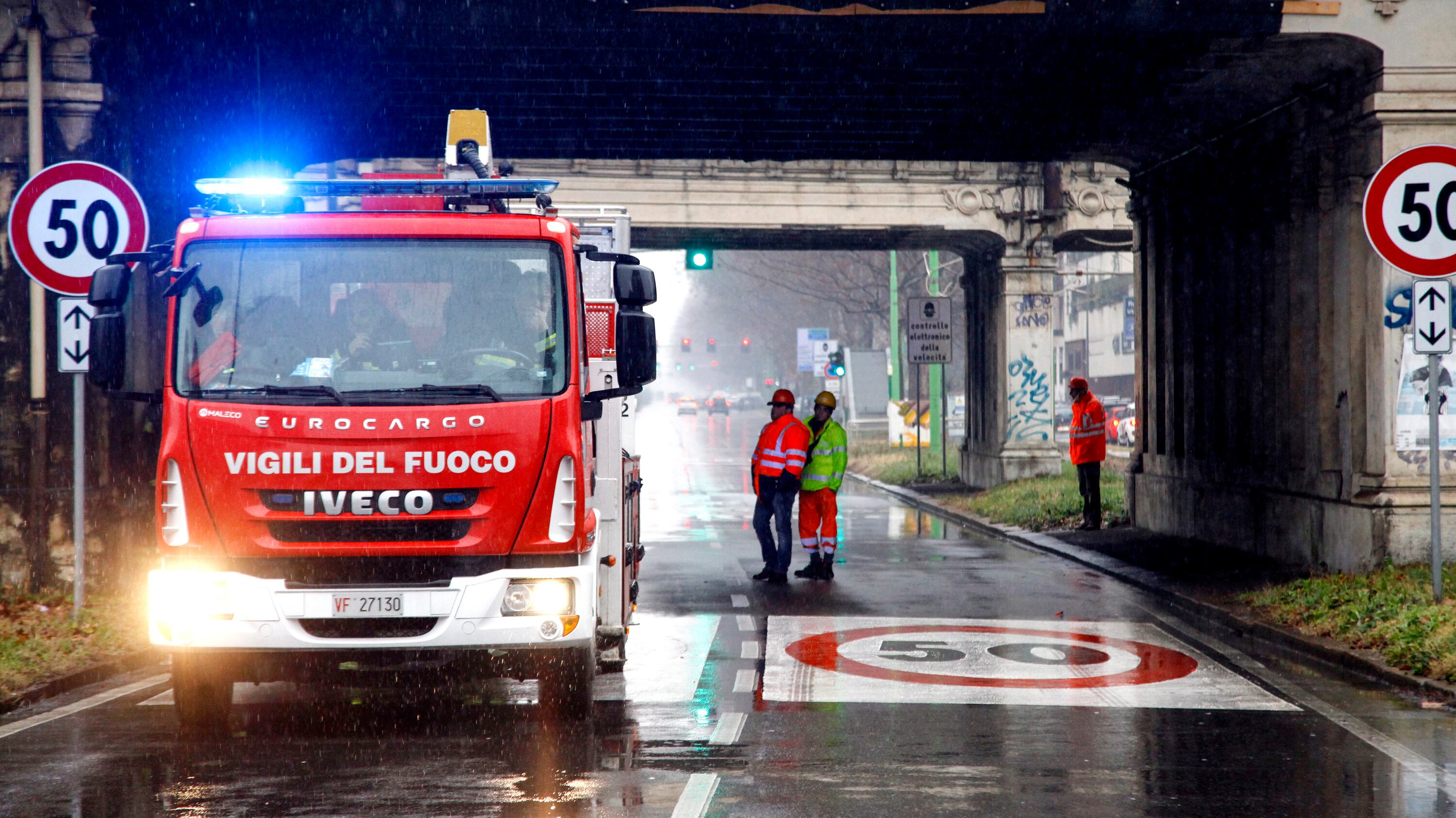 In fiamme il tetto di un palazzo "Gas e scoppi, evacuati in 100"
